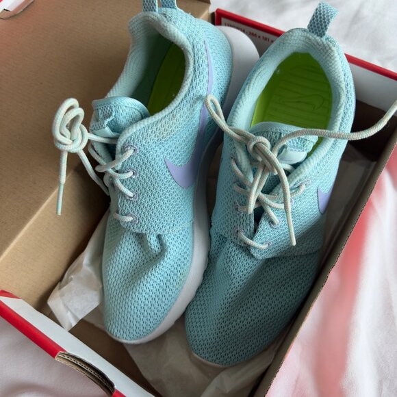 Nike Womens Rosherun Glacier Ice Blue Size 6.5 - Picture 2 of 5